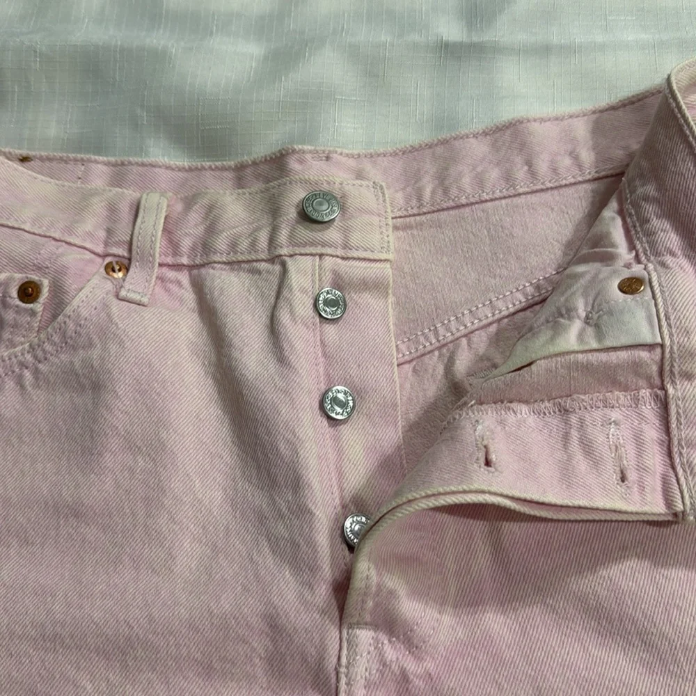 (B5) Levi's Original 501 Women's Frayed Hem Denim Shorts in Pink, Youth Size 30